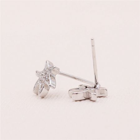 Detailed shot of the irregular starfish design in polished 925 sterling silver.