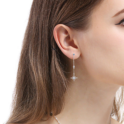 Orecchini a goccia lungo a catena a stella in argento sterling 925 (5 paia) - Una modella che mostra l'elegante orecchino a goccia lungo a catena in argento sterling 925 a forma di stella, evidenziando il suo design pendente e i dettagli intricati.