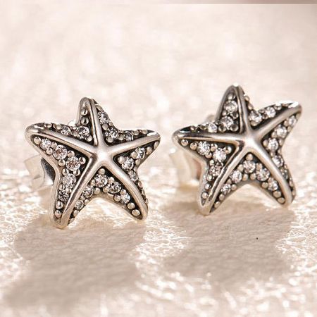 Orecchini a perno a forma di stella marina vintage in argento sterling 925 (5 paia) - Una vista ravvicinata di un paio di orecchini a perno a forma di stella marina vintage in argento sterling 925, che mostrano i dettagli intricati e le gemme trasparenti scintillanti.