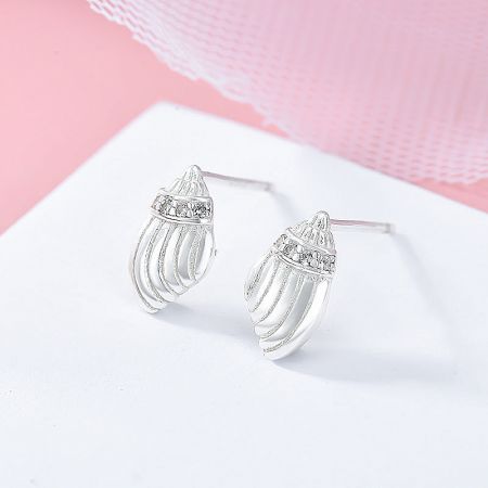 Detailed close-up of a single 925 silver seashell stud earring showcasing its fine craftsmanship.