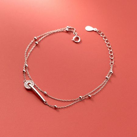 Detailed view of a 925 silver bracelet with a toggle clasp and cylindrical pendant.