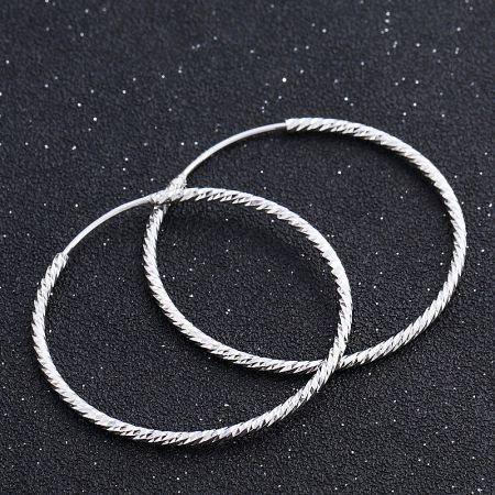 Orecchini a cerchio grandi in argento sterling 925 testurizzati da 37 mm - Un paio di orecchini a cerchio grandi e testurizzati in argento sterling 925, con un diametro di 37 mm, che mostrano un design a cerchio classico.
