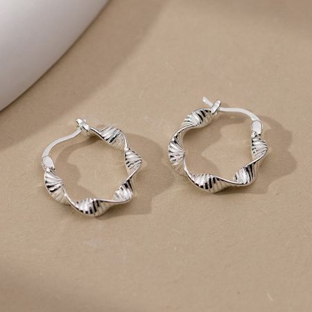 Orecchini a cerchio geometrici attorcigliati in argento sterling 925 (5 paia) - Un paio di orecchini a cerchio in argento sterling 925 con un elegante design geometrico attorcigliato, esposti su uno sfondo neutro.