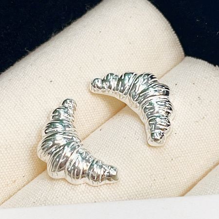 Two croissant stud earrings made from 925 sterling silver.