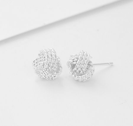 Orecchini a Perno Attorcigliati in Argento Sterling 925 - Un paio di orecchini a perno a sfera intrecciati in argento sterling 925, che mostrano il design attorcigliato intricato su uno sfondo bianco.