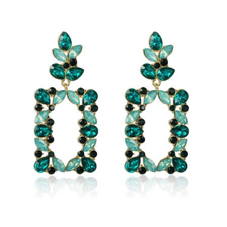 Brincos Grandes em Tom Verde - Um par de brincos grandes em tom verde (JRE-017) com acabamento em ouro, apresentando um intrincado design floral com pedras de cristal em teal e preto.