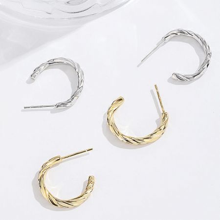 Orecchini a Piercing a Forma di C con Nodo Attorcigliato in Argento Sterling 925 (Set di 5 Paia) - Una collezione di orecchini a forma di C in argento sterling 925 con nodo attorcigliato, esposti sia in finitura argento lucido che oro radioso.