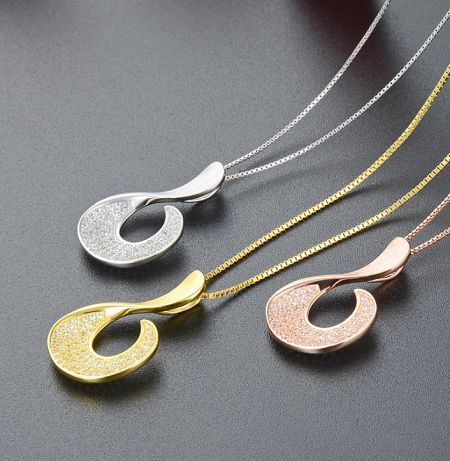 925 sterling zilveren micropaved cubic geometrische haakketting - Drie 925 sterling zilveren micropaved geometrische haakkettingen in zilver, goud en roségoud afwerkingen, die de beschikbare kleurvariaties tonen.