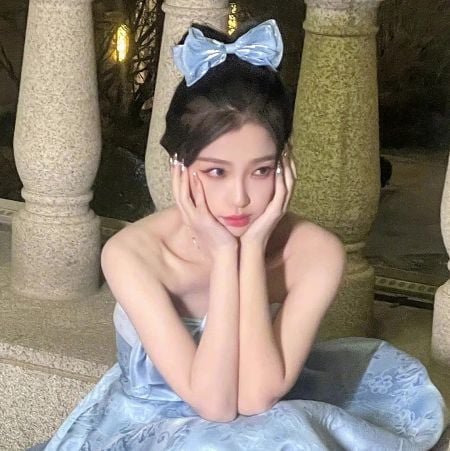 A model wearing the light blue pearlescent ribbon bow, demonstrating its elegant look.