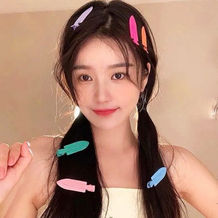 A model showcasing the seamless side hair clips in her hair, demonstrating their stylish and practical use.