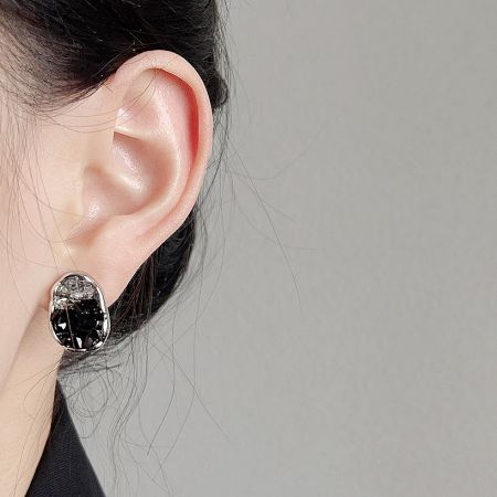 A model showcasing the elegant oval gradient black crystal stud earrings.