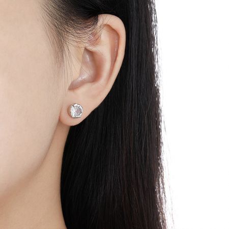 Close-up of the 925 sterling silver hypoallergenic stud earring being worn, suitable for daily fashion.