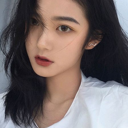 Model showcasing the elegant 925 sterling silver simple wave stud earring.