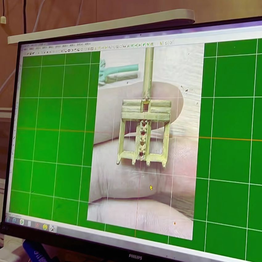 تصميم مجوهرات ثلاثي الأبعاد مفصل يتم تحسينه في برنامج CAD المتقدم، مما يبرز دقة عملية رسم التصميم لـ JR Fashion Accessories.