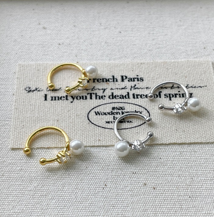 A close-up of the 925 Sterling Silver Pearl Clip Ear Cuff, showcasing the lustrous pearl and sparkling gemstone details, available in gold and silver finishes.