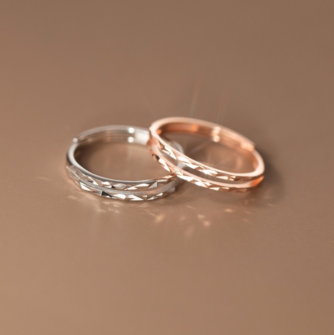 A pair of 925 sterling silver faceted plain rings, one in silver and one in rose gold, showcasing the adjustable and anti-tarnish design by JR Fashion Accessories.