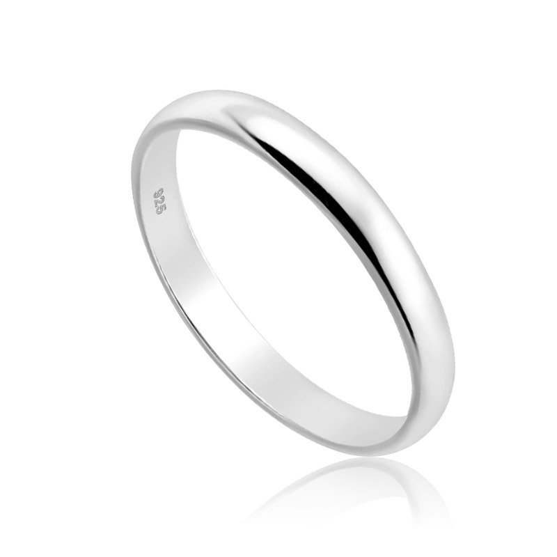 Un primer plano de un anillo de plata esterlina 925, mostrando claramente el sello de pureza '925', que representa joyería personalizada auténtica de JR Fashion Accessories.