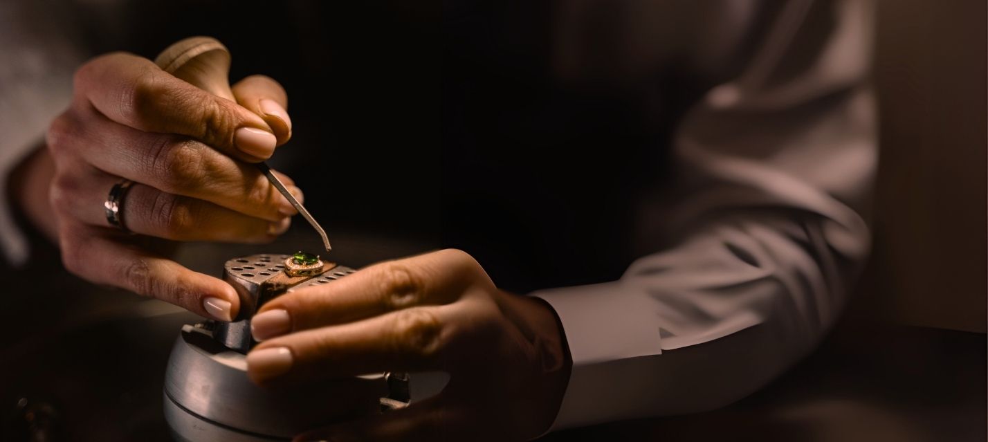 Un abile artigiano che crea meticolosamente un pezzo di gioielleria personalizzata, mostrando il dettagliato processo di produzione OEM e ODM presso JR Fashion Accessories.