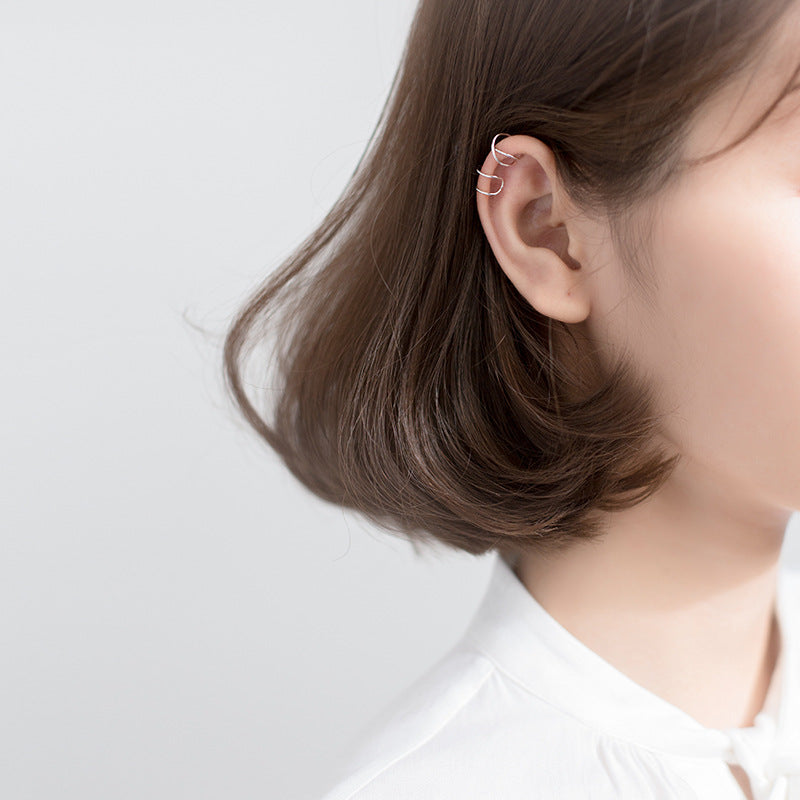 A model showcasing the elegant fit of the 925 sterling silver simple cuff earring on her ear.