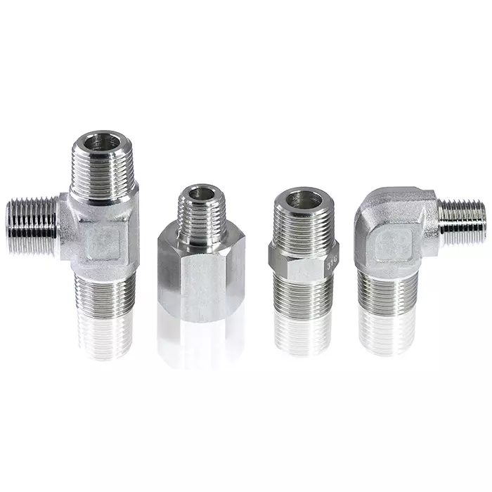 Los accesorios de tubería de acero inoxidable 304/316 muestran una T de macho (PT x PT x PT), adaptador hexagonal, pezón hexagonal y codo macho (PT x PT).