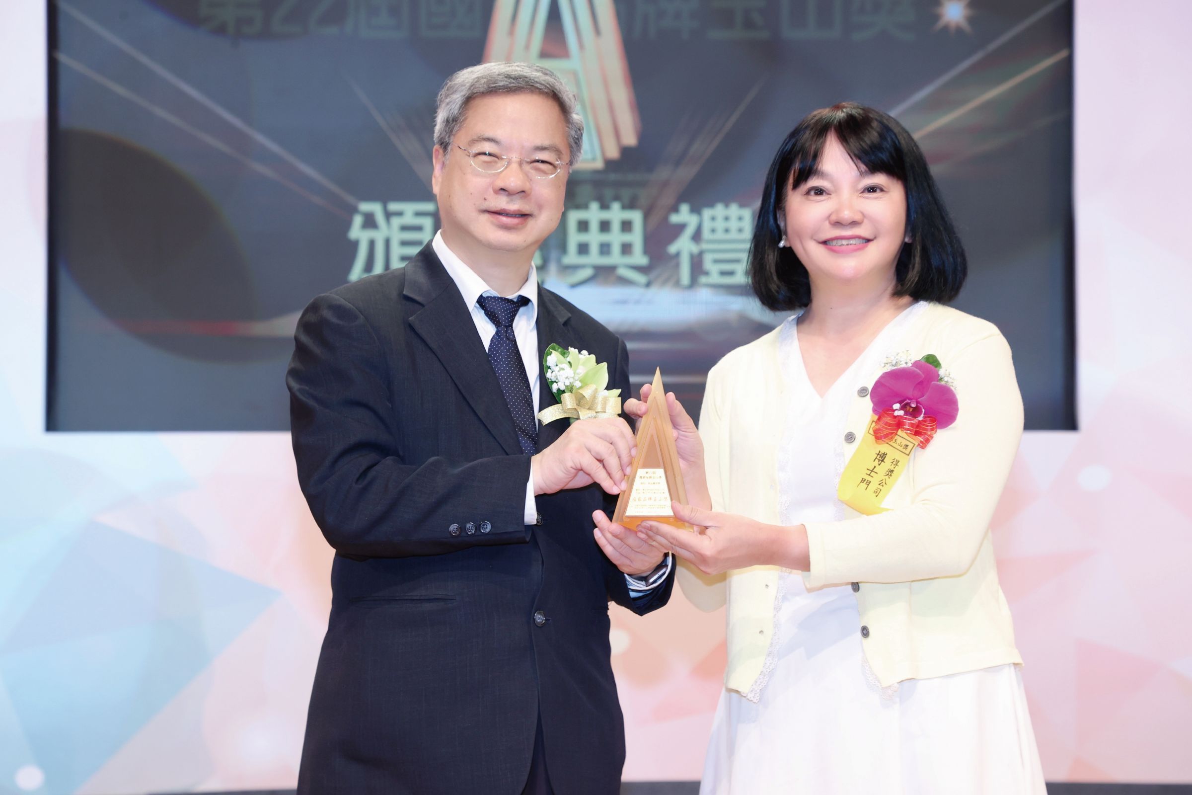 BOSSMEN ha vinto numerosi premi prestigiosi sia a livello nazionale che internazionale negli ultimi anni, dimostrando la sua eccellenza nell'innovazione e nella tecnologia.