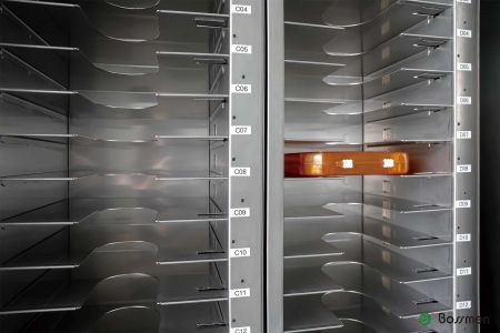 無塵氮氣光罩儲放櫃，玻璃門便於快速辨識櫃內光罩的存取狀態，操作簡便，並且能提供清晰的視覺呈現。