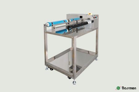 PET廢膜附捲機設計獨特的漲縮軸心，將膠膜穩定的固定住，回卷後的廢膜可輕鬆分離與卸除，簡化回收過程。