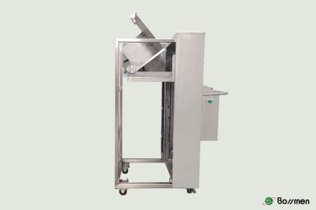 廢料自動傾倒台車設有Rack防墜落擋片，確保直進直出的操作安全，防止物品掉落，保障使用過程中的安全性。