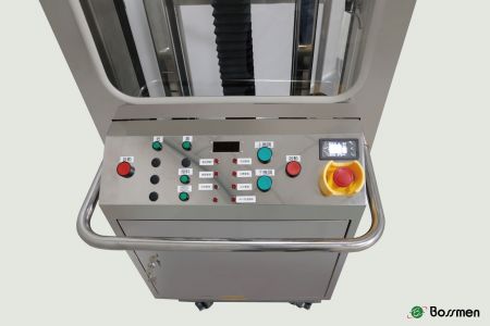 廢料自動傾倒台車內建微電腦控制面板，支援10組高度設定，可自行儲存與變更，並搭載鋰電池，方便移動和高效運作。