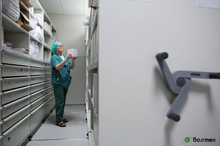 生技製藥儲存移動櫃，可配備智能溫濕度控制、溫度監控系統，確保生物醫療產品在儲存過程中保持穩定，防止因為環境變化而降低品質或效能。