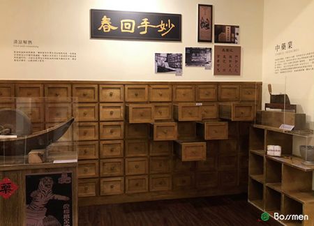 BOSSMEN kuratierte die Ausstellung, die Hakka-Relikte und Fotos zeigt und historische Straßenszenen nachstellt.