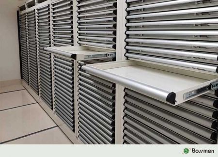 抽盘型移动柜 - 利用移动柜系统，博物馆能够最大化储存空间，这些柜子通过在单一通道内的移动，显著提高储存容量，同时有效保护文物、档案管理，并优化文物管理空间。