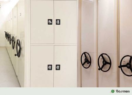 除湿型移动柜 - 利用移动柜系统,博物馆能够最大化储存空间,这些柜子通过在单一通道内的移动,显著提高储存容量,同时有效保护文物、档案管理,并优化文物管理空间。