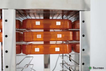 开放式9寸RFID光罩储存柜，搭配贴有UHF Tag光罩水晶盒，透过扫描和定位技术，实现即时识别与追踪，提升管理精度。