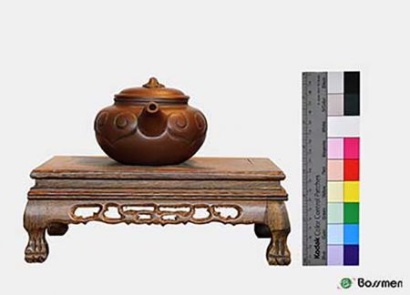 BOSSMEN reinigt Artefakte sorgfältig, um Schäden vor der Fotografie zu vermeiden.