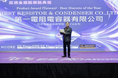 EE Times überreichte dem Geschäftsführer Lee die EE AWARDS Medaille.