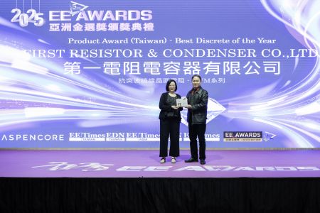 EE Times überreichte dem Geschäftsführer Lee die EE AWARDS Medaille.