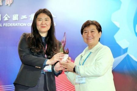 Shareholder Supervisor Ms. Lee received the award from the Ministry of Economic Affairs