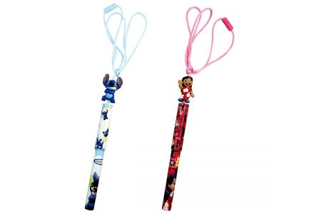 附有掛繩，可當作項鍊配戴的3D公仔筆。