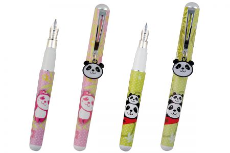 搭配專屬品牌IP吊飾的客製化鋼筆。