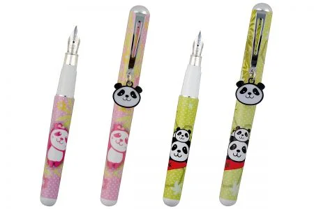 搭配專屬品牌IP吊飾的客製化鋼筆。