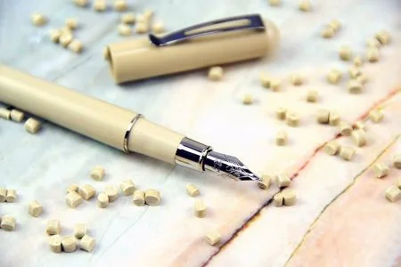 鋼筆 - 輕量化鋼筆提供順滑且輕鬆的書寫體驗。