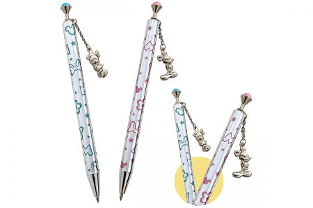 金屬吊飾搭配金屬轉印效果原子筆。