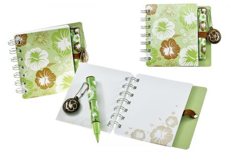 口袋原子筆與筆記本文具組合。