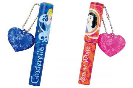 附心形擦拭布吊飾的口袋筆。