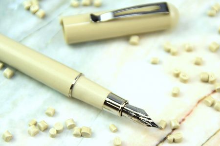 11cm compact eco-friendly mini fountain pen - Mini fountain pen made of recycled plastic material.