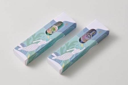 Packaging made with recycled paper, a glue-free folding structure, and water-based eco-friendly ink printing.