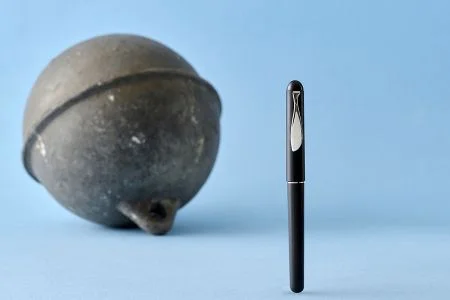 鯨魚造型筆夾設計,象徵海洋保育理念。