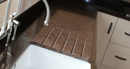 Odtokové drážky pro kuchyňskou mramorovou / granitovou pracovní desku