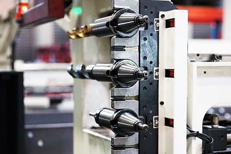 Automatisch gereedschapswisselaar en magazijnsysteem waarbij elk magazijn in staat is om 4 tot 5 gereedschappen op te slaan (afhankelijk van het machinetype)